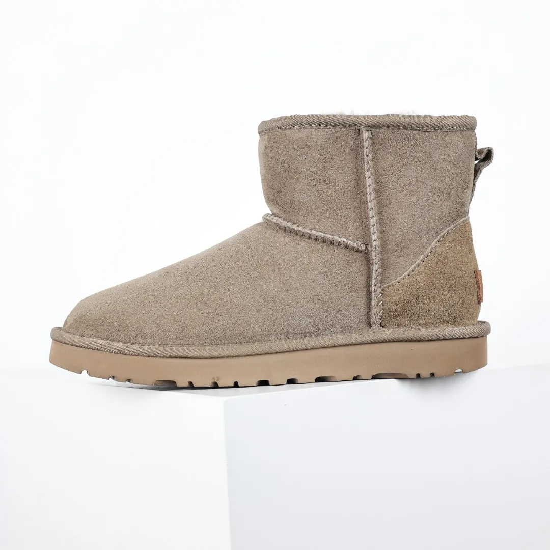 Pick up locally 💰520, core recommendation, good price, UGG Classic Mini mid-tube series, Xiaohongshu hot model, Henan Longfeng leather production, sheepskin and wool integration, top quality in the market, 2-3 cm cashmere insole, keeping warm in winter, suitable for home use. In the new year, uug launched a style series, which is partially biased towards the preferences of young consumers, and has also been at the forefront of fashion trends. Shoe body material, water-repellent coated suede upper 17mm UGGPURE™ implanted wool insole Lightweight non-slip comfortable rubber outsole With brand LOGO Trademark Comes with full packaging Size: 35 36 37 38 39 40